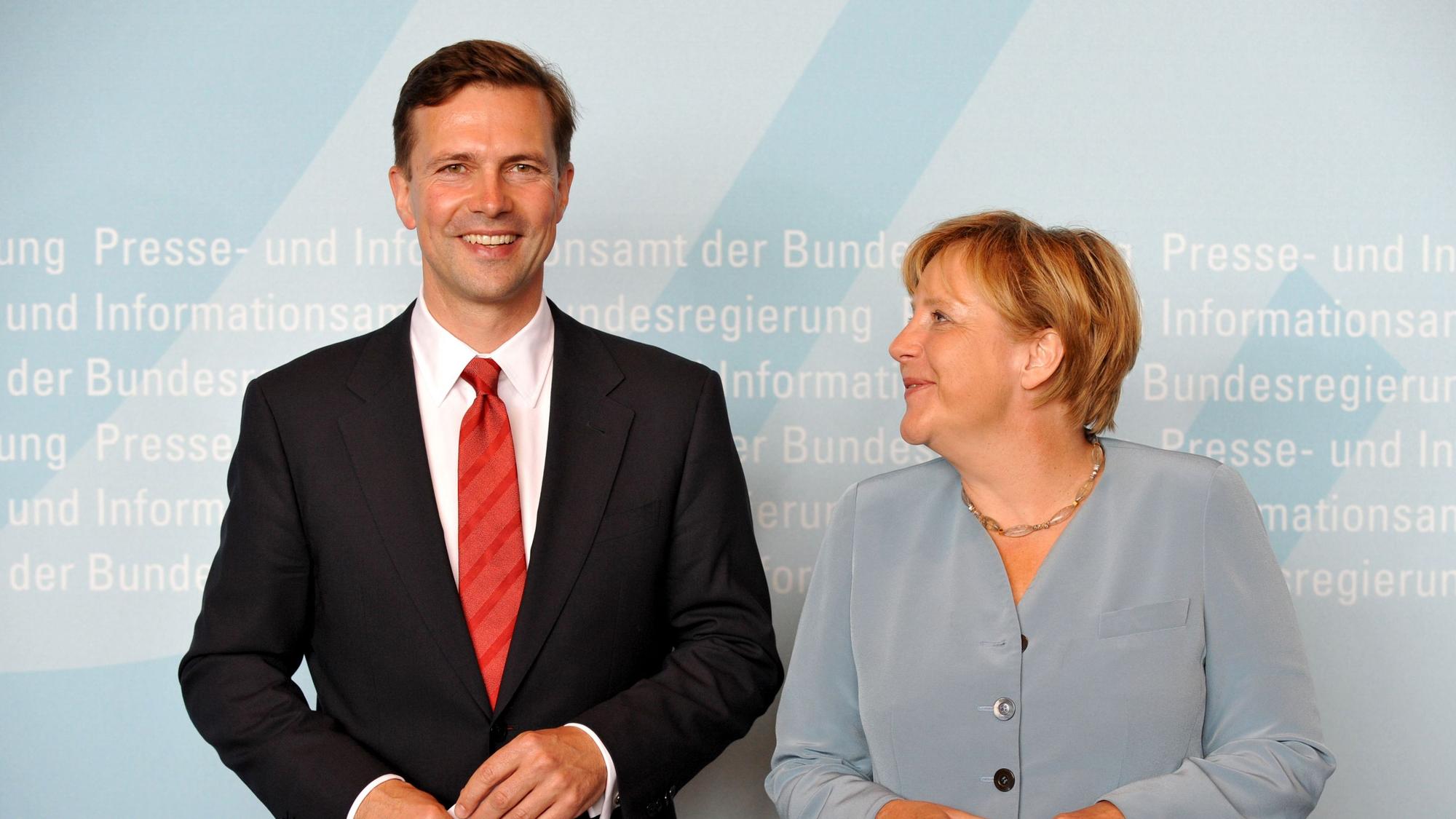 Bundeskanzlerin Angela Merkel (CDU) führt nach der Rückkehr aus ihrem Urlaub den neuen Regierungssprecher Steffen Seibert am Montag (16.08.2010) im Bundespresseamt in Berlin in sein Amt ein. Der bisherige ZDF-Moderator löst Wilhelm ab, der als Intendant zum Bayerischen Rundfunk wechselt.