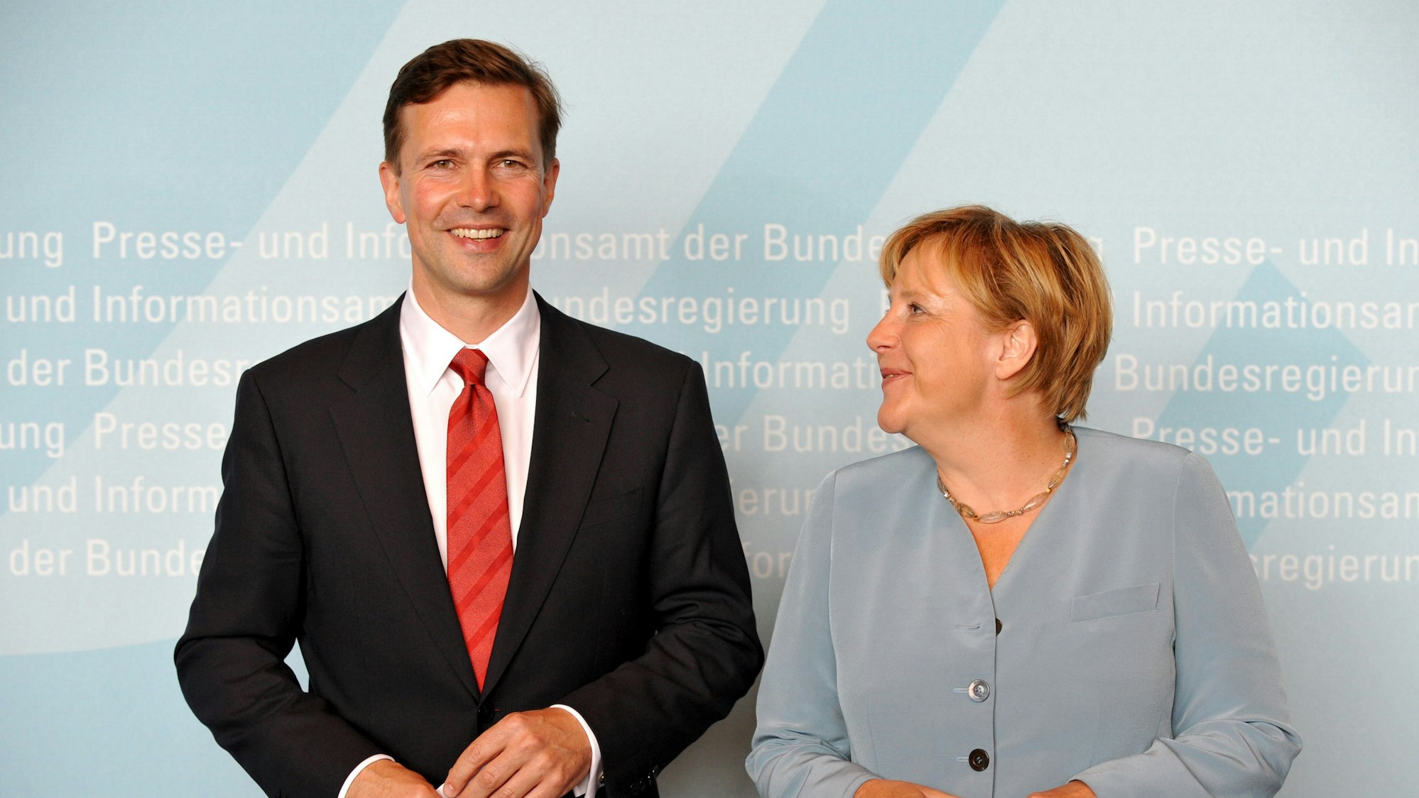 Bundeskanzlerin Angela Merkel (CDU) führt nach der Rückkehr aus ihrem Urlaub den neuen Regierungssprecher Steffen Seibert am Montag (16.08.2010) im Bundespresseamt in Berlin in sein Amt ein. Der bisherige ZDF-Moderator löst Wilhelm ab, der als Intendant zum Bayerischen Rundfunk wechselt.