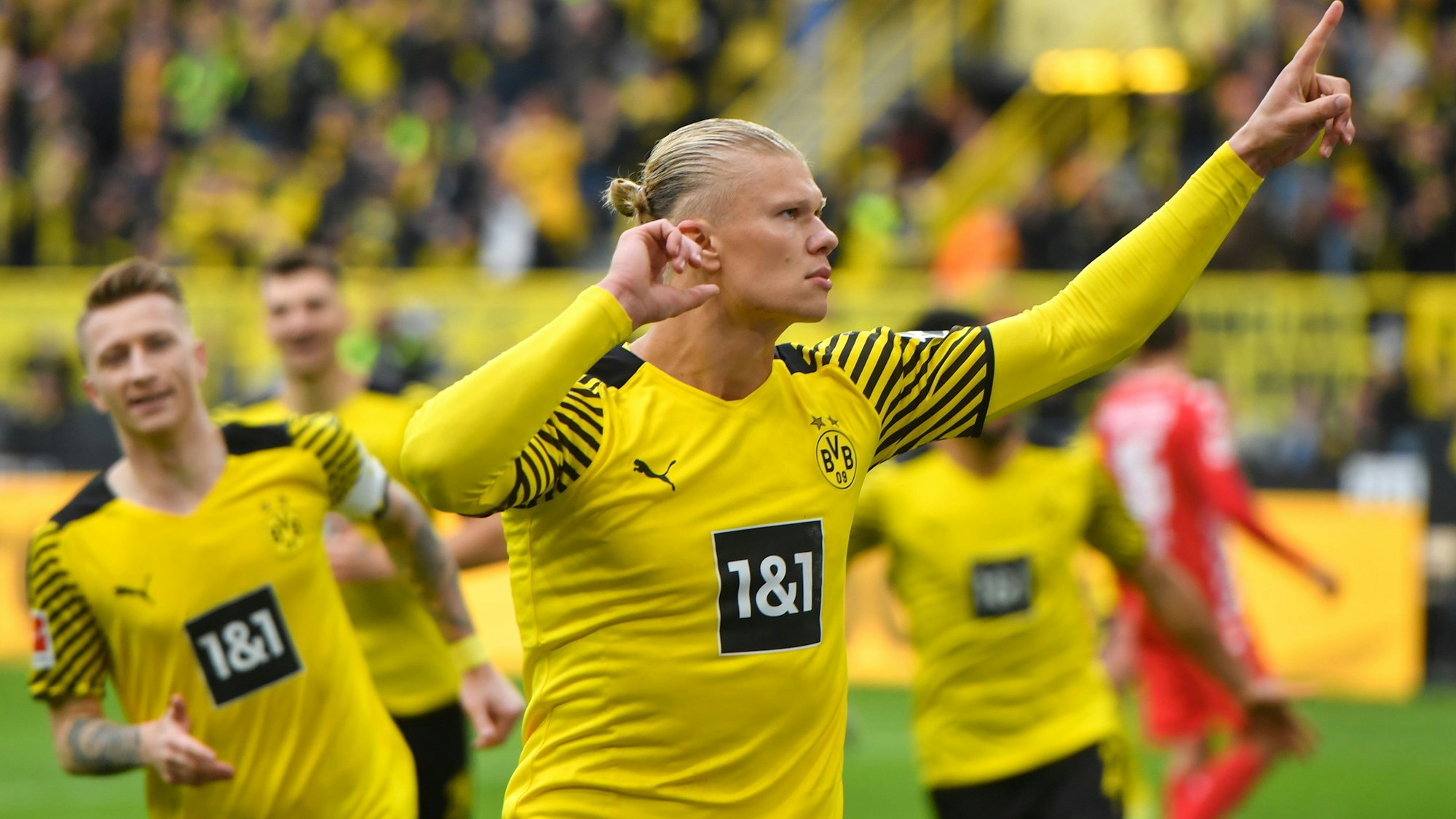 Borussia Dortmunds Stürmer Erling Haaland jubelt über seinen Treffer gegen Mainz 05.