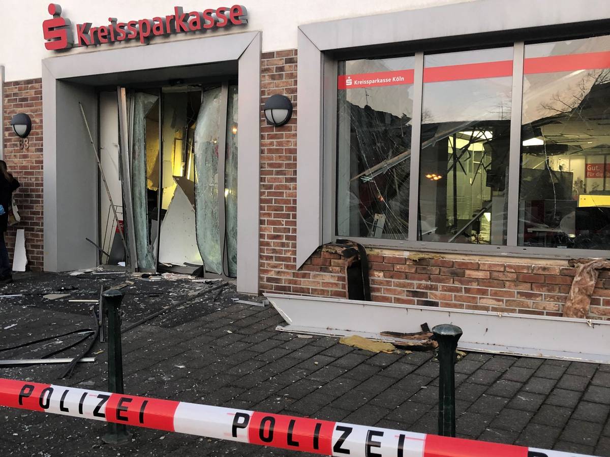 Die Kreissparkassen-Filiale in Stommeln wurde gesprengt.