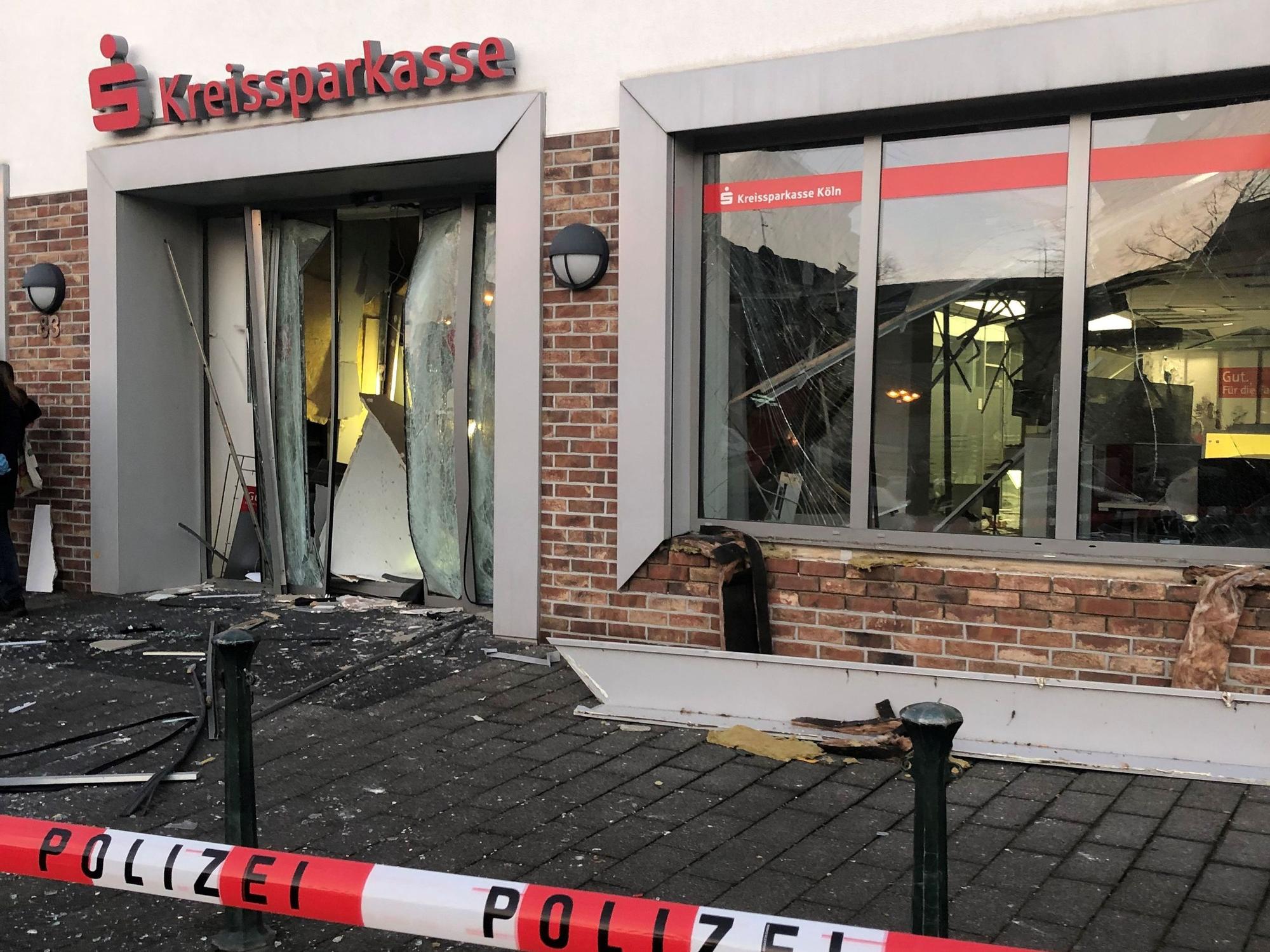 Die Kreissparkassen-Filiale in Stommeln wurde gesprengt.