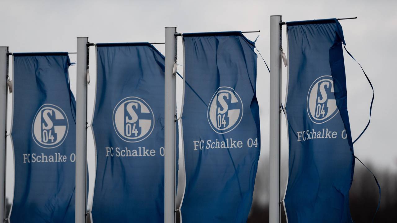 Fahnen mit dem Logo des FC Schalke 04 wehen auf dem Trainingsgelände in Gelsenkirchen.