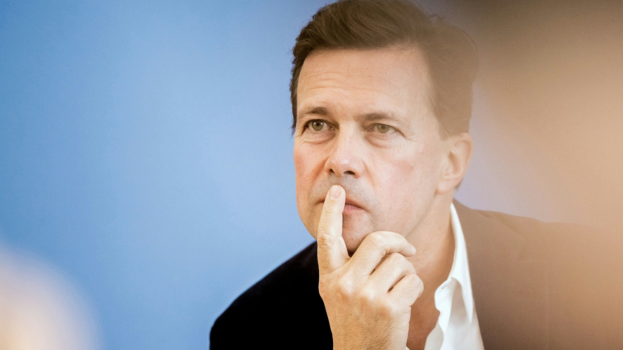 Steffen Seibert, Regierungssprecher, hält beim Tag der offenen Tür der Bundesregierung in der Bundespressekonferenz den Zeigefinger vor den Mund.