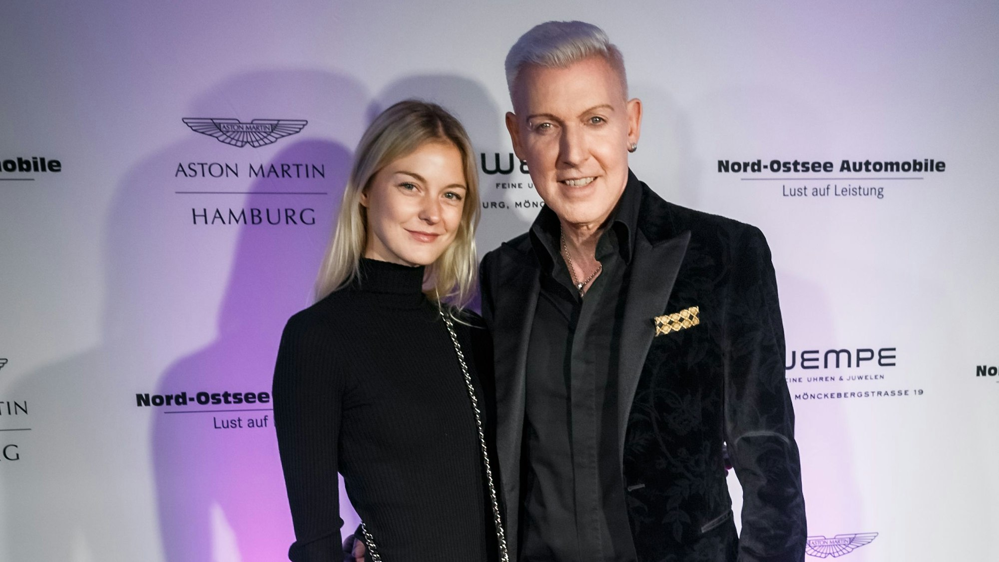 Der Musiker H.P. Baxxter steht mit Freundin Lysann bei der Premiere des Films „James Bond 007: Keine Zeit zu sterben“ auf dem Roten Teppich der Astor-Film-Lounge.