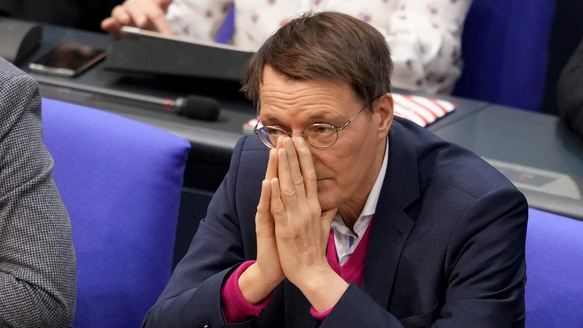 Karl Lauterbach (SPD), Gesundheitsexperte, nimmt an der Sitzung des Bundestags teil.