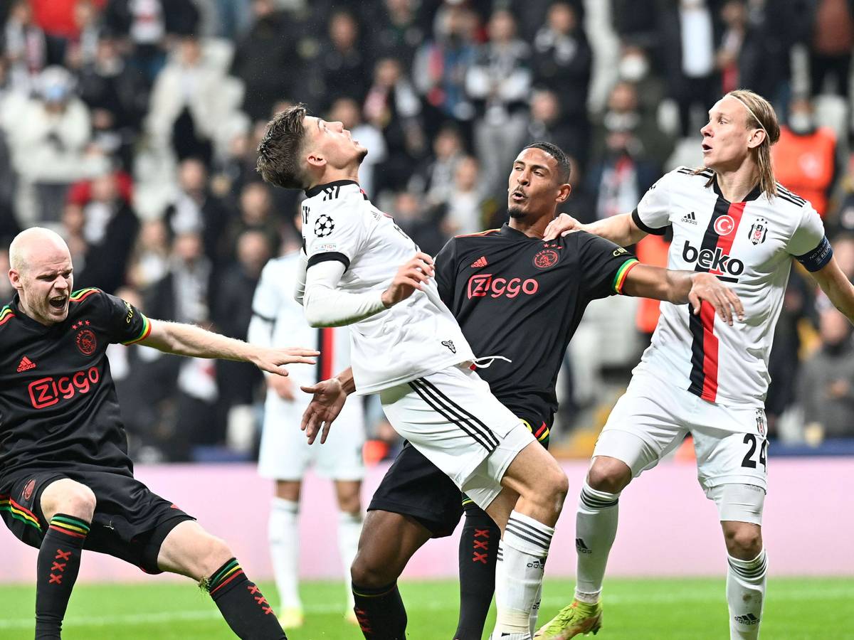 Sebastian Haller lehnt sich beim Zweikampf in Richtung Domagoj Vida.