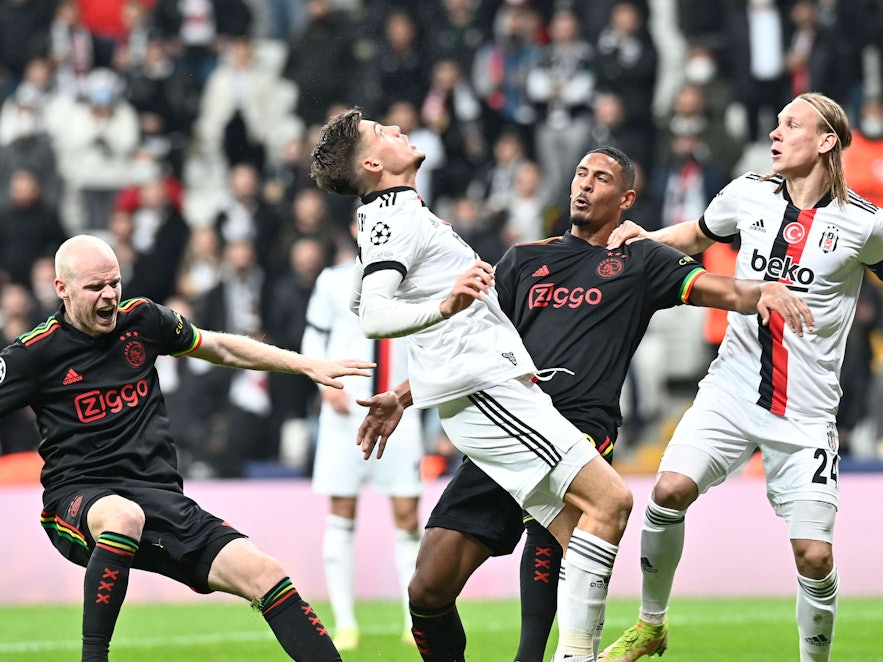 Sebastian Haller lehnt sich beim Zweikampf in Richtung Domagoj Vida.