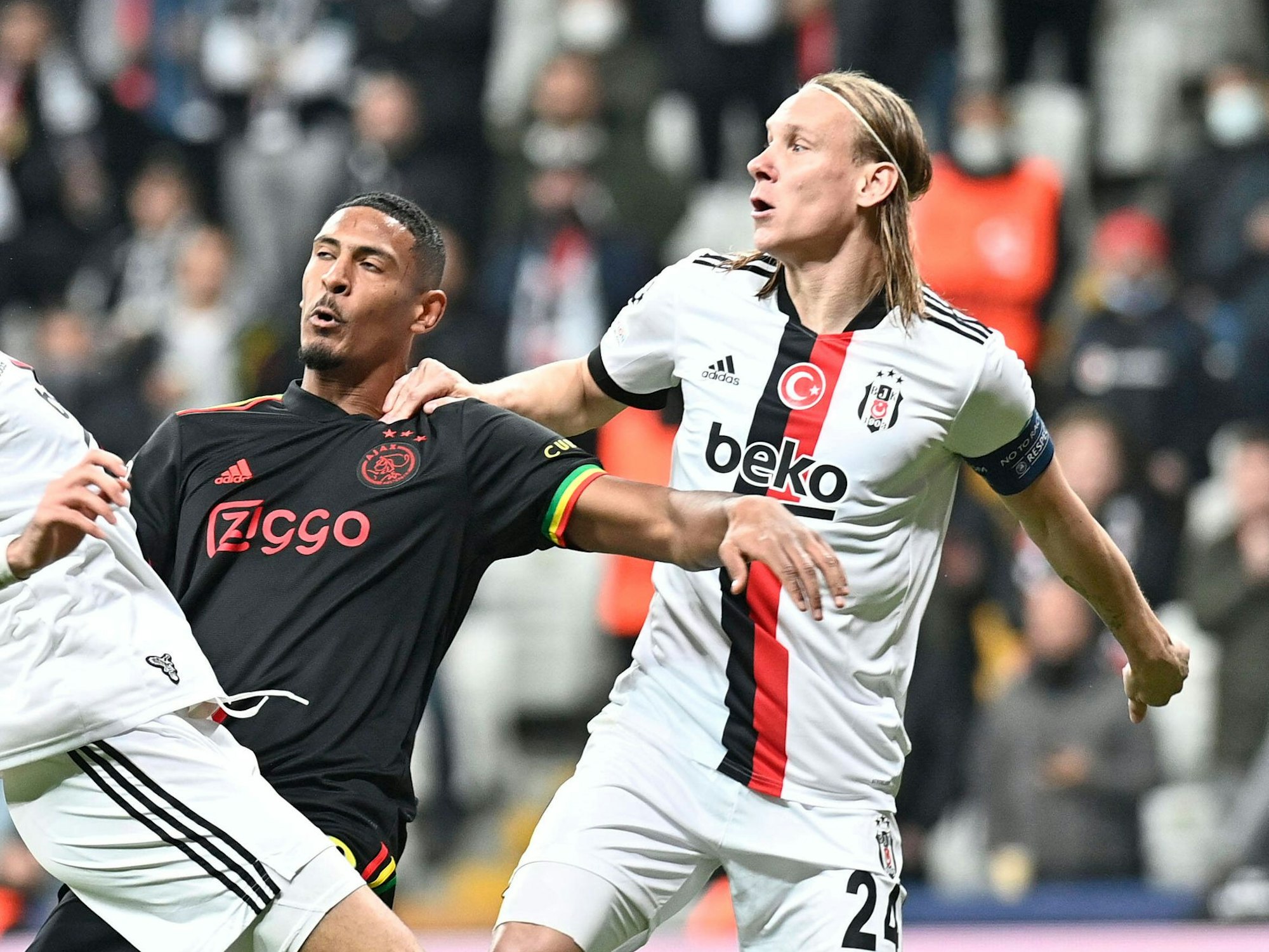 Sebastian Haller lehnt sich beim Zweikampf in Richtung Domagoj Vida.