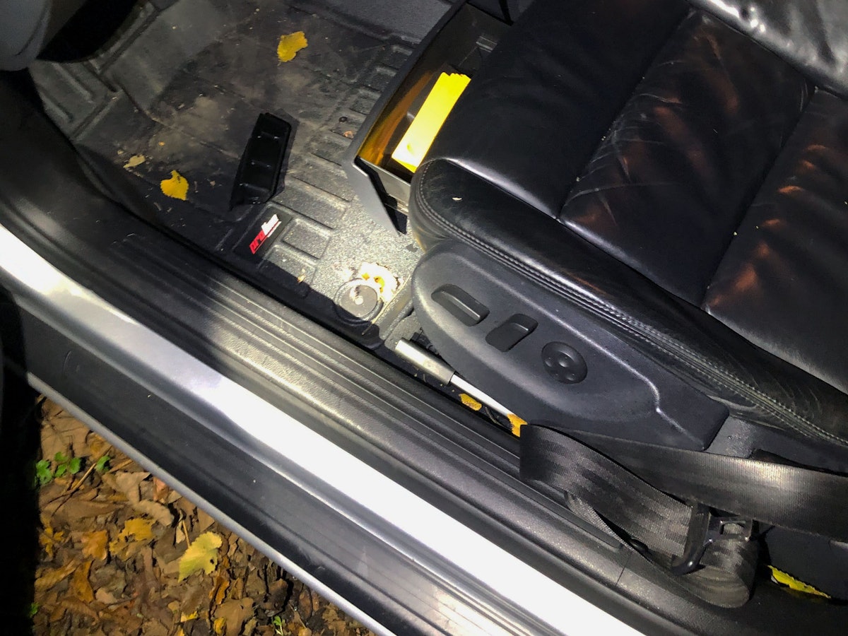 Das Foto zeigt den Fundort der Impfpässe unter dem Fahrersitz im Unfallauto