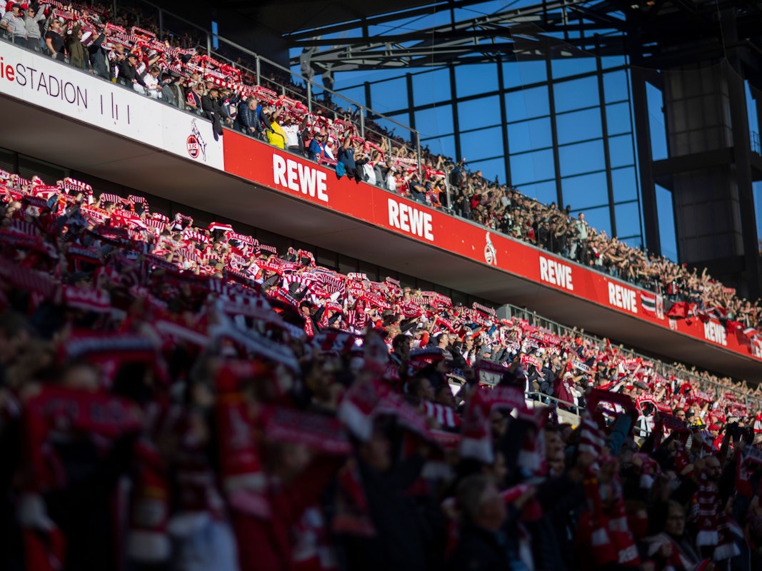 Fans im Stadion des 1. FC Köln beim Derby gegen Bayer Leverkusen.