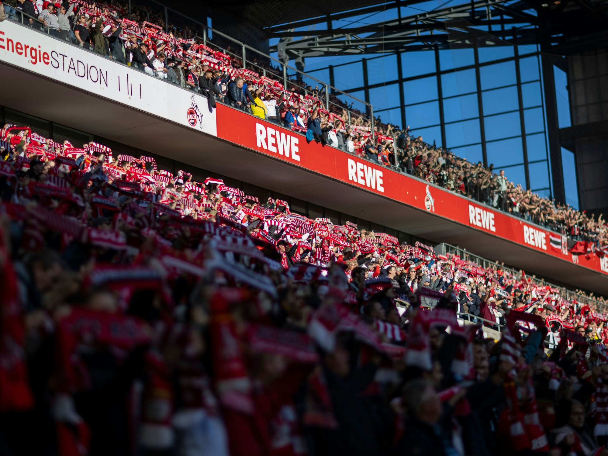 Fans im Stadion des 1. FC Köln beim Derby gegen Bayer Leverkusen.