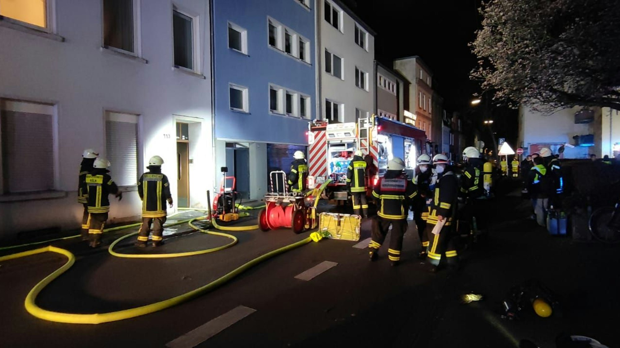 Die Feuerwehr war mit mehreren Einsatzfahrzeugen und Dutzenden Wehrleuten im Einsatz.