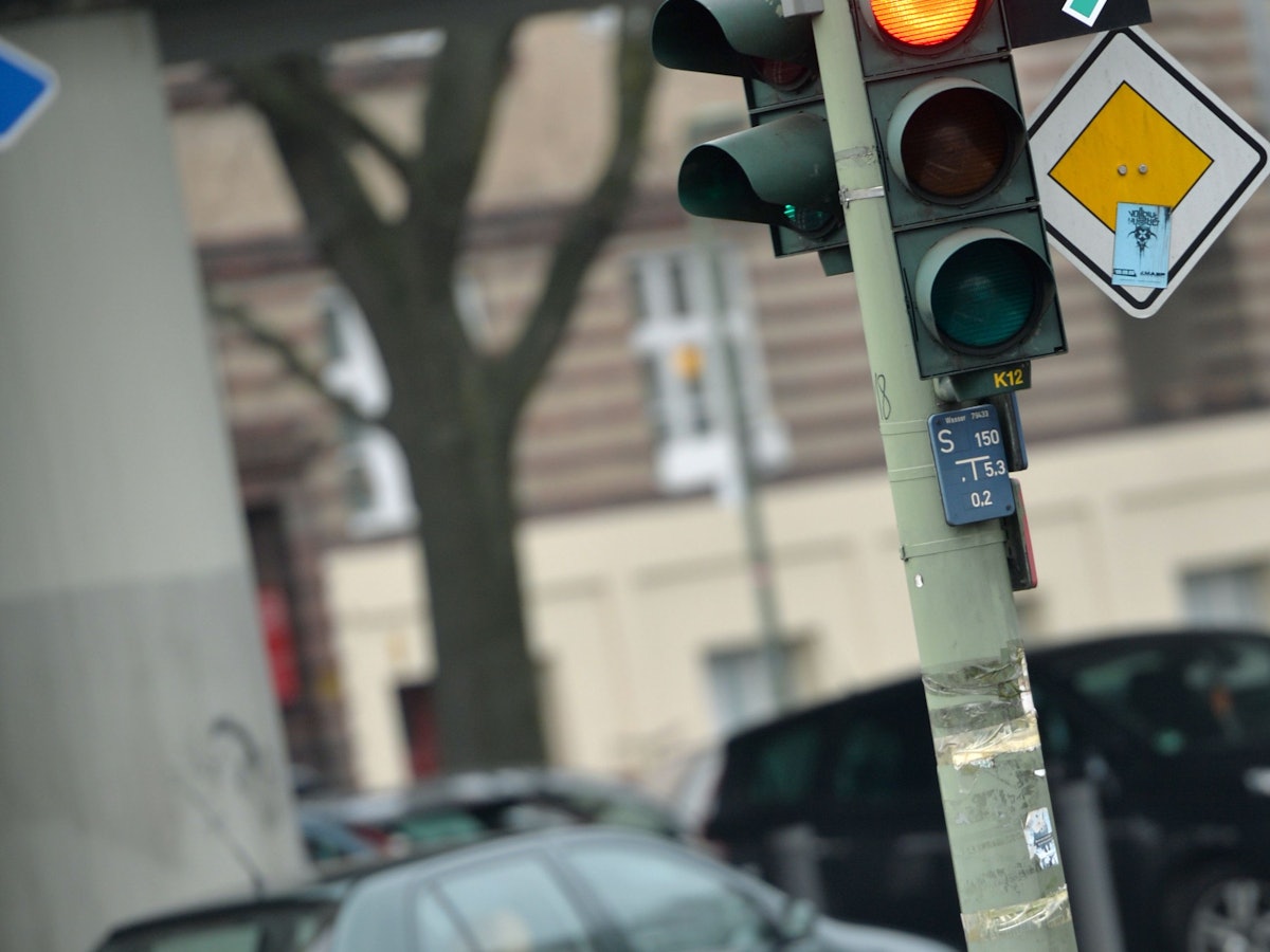 Auf dem Foto sieht man ein Grünpfeil-Schild.