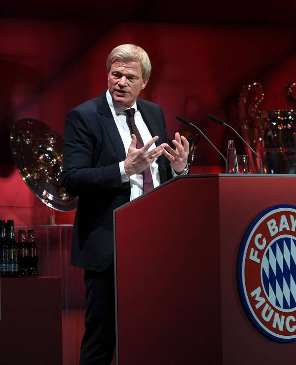 Oliver Kahn spricht vor den Mitgliedern des FC Bayern München.