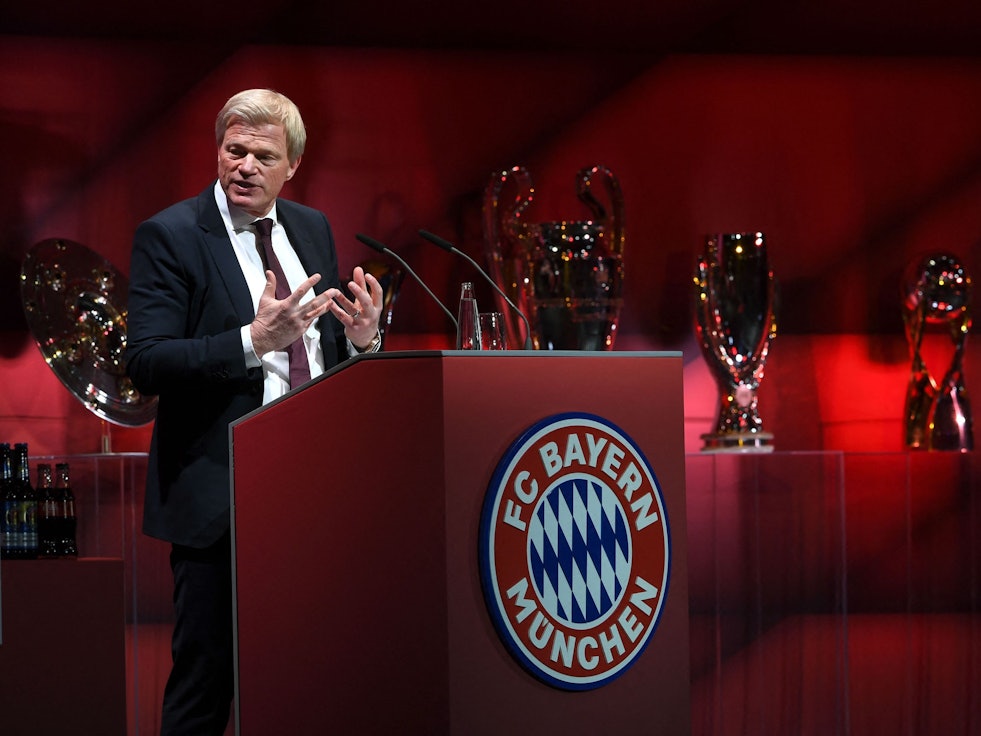 Oliver Kahn spricht vor den Mitgliedern des FC Bayern München.
