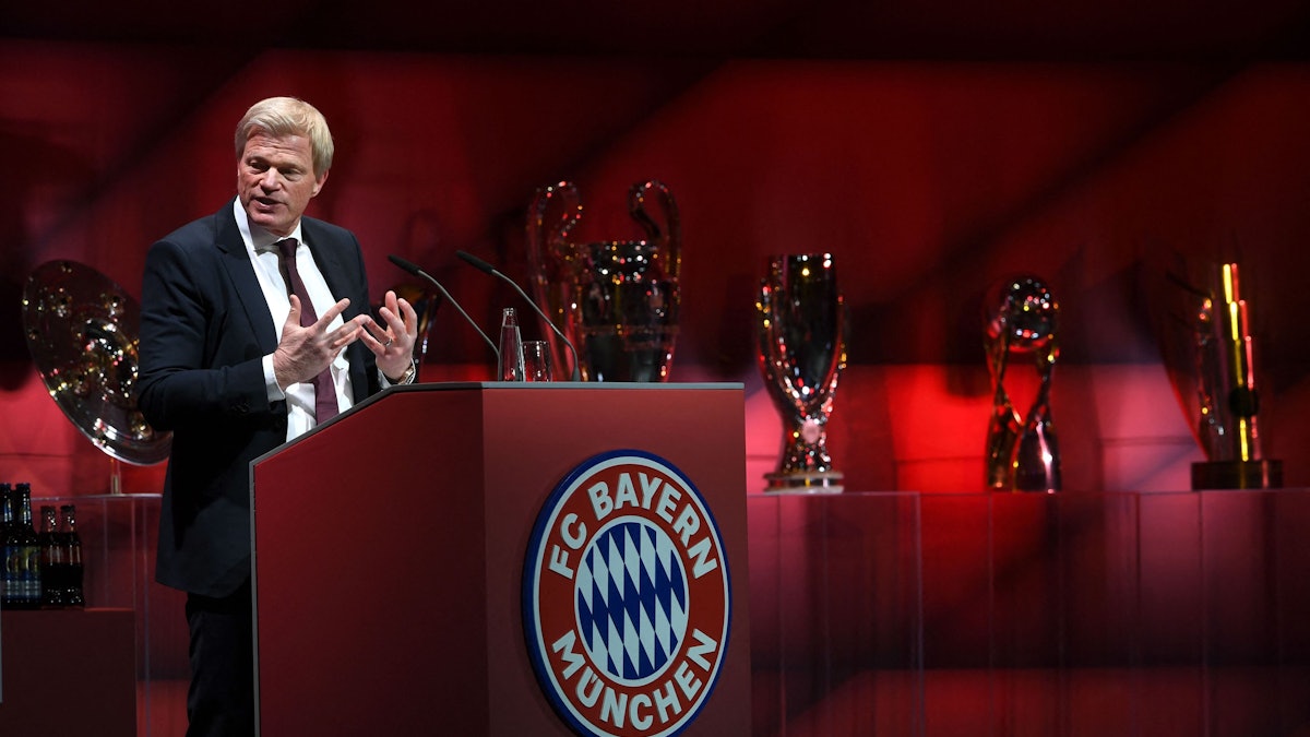 Oliver Kahn spricht vor den Mitgliedern des FC Bayern München.