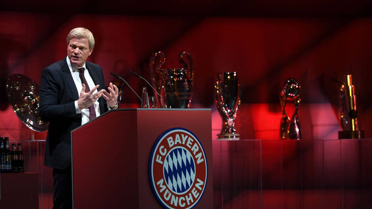 Oliver Kahn spricht vor den Mitgliedern des FC Bayern München.