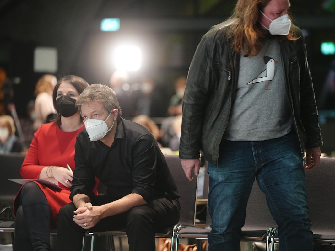 Grünen-Chefs Robert Habeck und Annalena Baerbock und Fraktionsvorsitzender Anton Hofreiter (r.): Wegen anhaltender Personaldiskussionen knallt es beim Bund-Länder-Forum am 25. November in Berlin hinter den Kulissen.