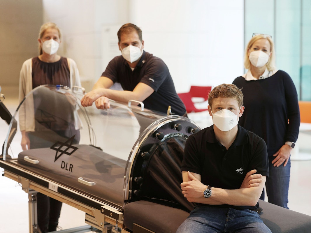 Stefan Möstl (vorne) stellvertretender Projektleiter der NASA-Bettruhestudie, Alexandra Noppe (links) zuständig für die Betreuung der Probanden, Edwin Mulder (mitte) Projektleiter, Andrea Nitsche (rechts) zuständig für die Rekrutierung der Probanden im „Envihab“, der medizinischen Forschungsanlage des Instituts für Luft- und Raumfahrtmedizin des DLR.