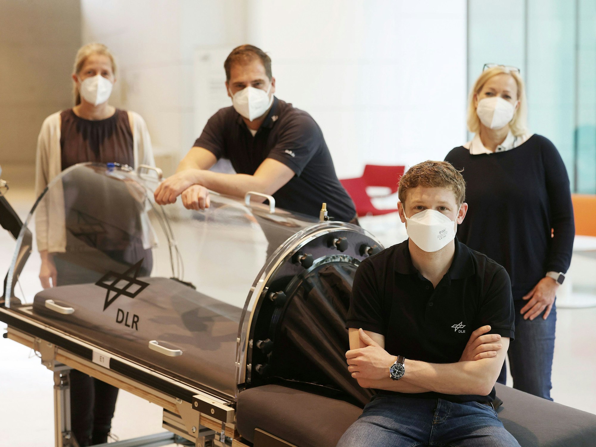 Stefan Möstl (vorne) stellvertretender Projektleiter der NASA-Bettruhestudie, Alexandra Noppe (links) zuständig für die Betreuung der Probanden, Edwin Mulder (mitte) Projektleiter, Andrea Nitsche (rechts) zuständig für die Rekrutierung der Probanden im „Envihab“, der medizinischen Forschungsanlage des Instituts für Luft- und Raumfahrtmedizin des DLR.