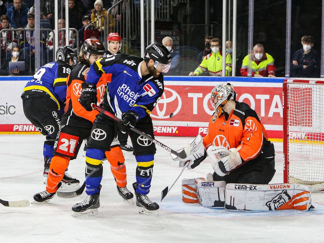 Quinton Howden stochert bei Wolfsburg-Keeper Dustin Strahlmeier nach.