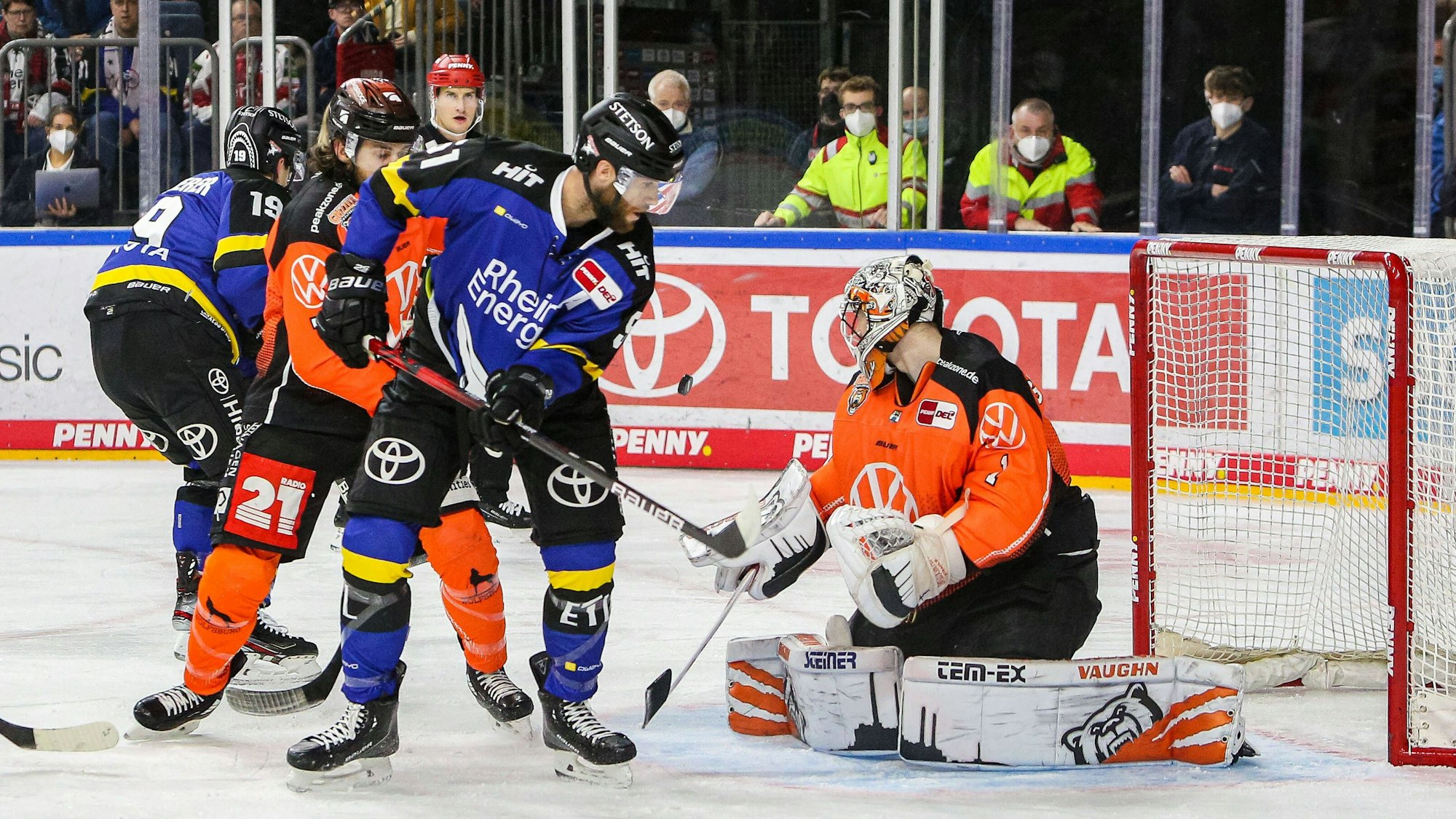 Quinton Howden stochert bei Wolfsburg-Keeper Dustin Strahlmeier nach.