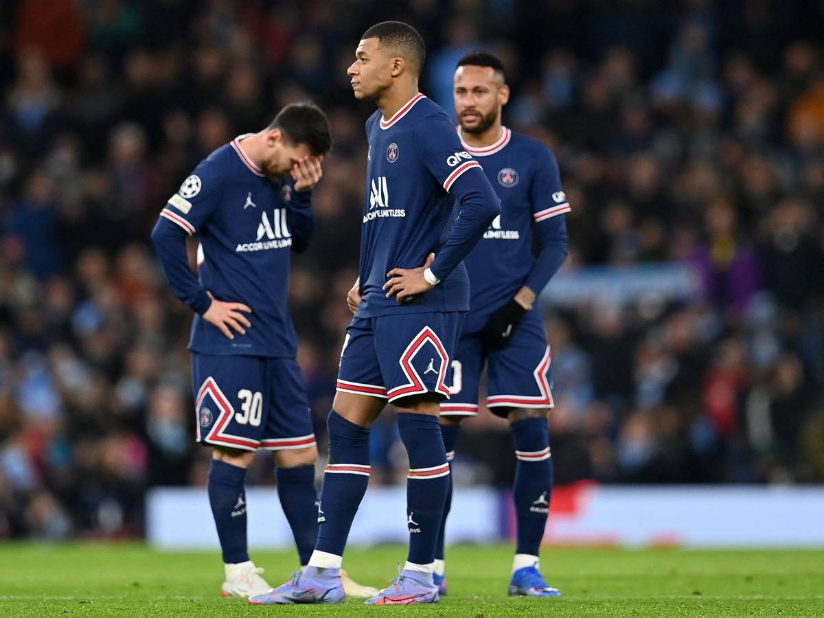Lionel Messi, Kylian Mbappé und Neymar stehen enttäuscht beieinander.