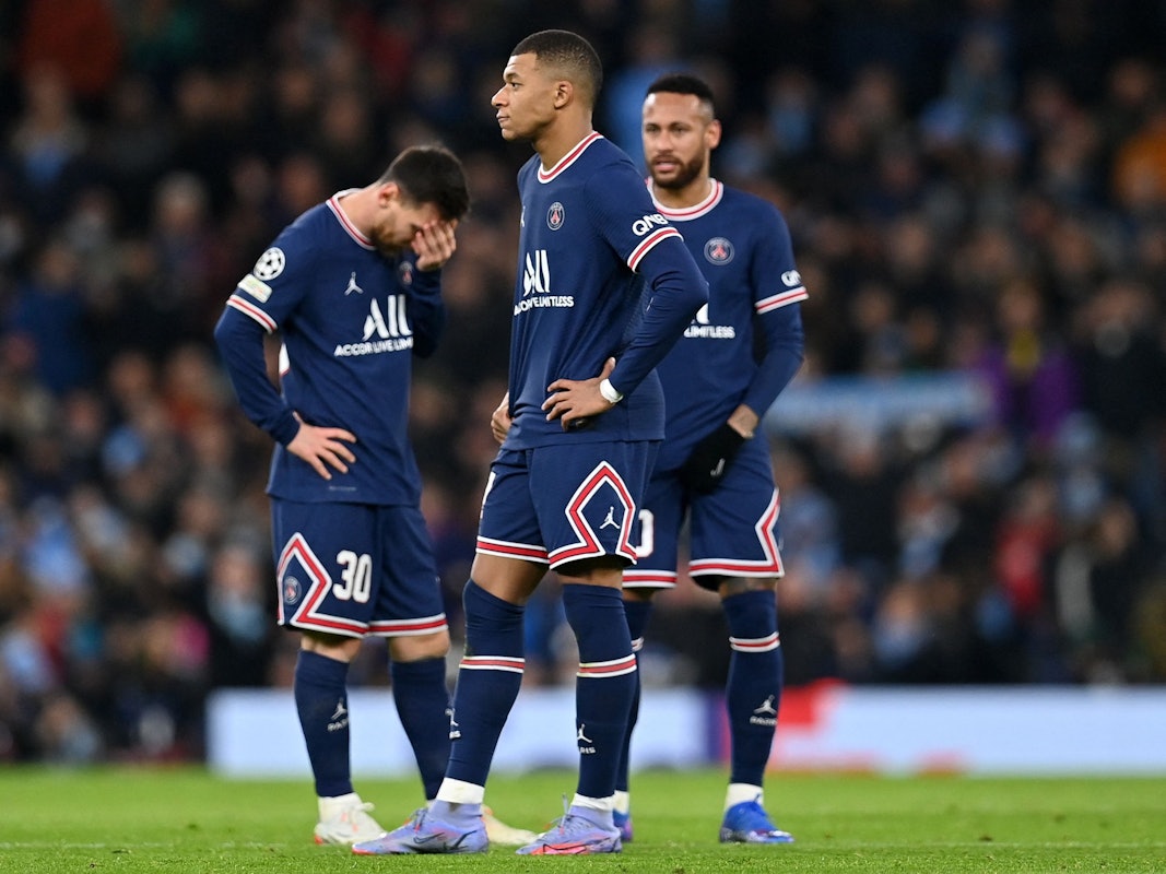 Lionel Messi, Kylian Mbappé und Neymar stehen enttäuscht beieinander.