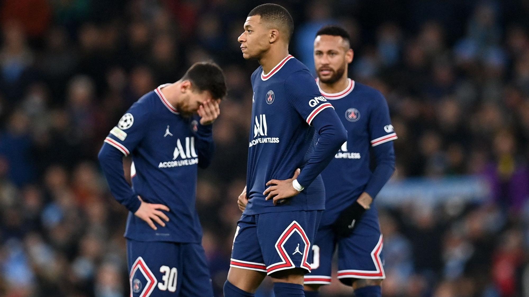Lionel Messi, Kylian Mbappé und Neymar stehen enttäuscht beieinander.