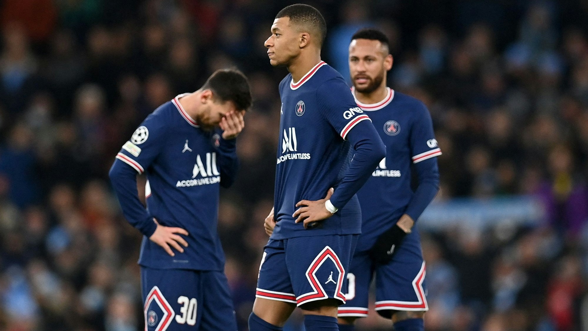 Lionel Messi, Kylian Mbappé und Neymar stehen enttäuscht beieinander.