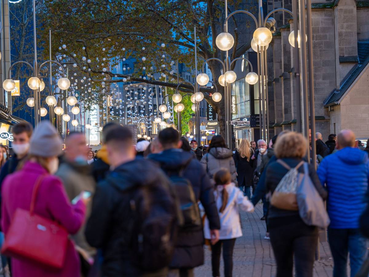 06.11.2021, Köln: Shoppen in der Schildergasse im Abendlicht.