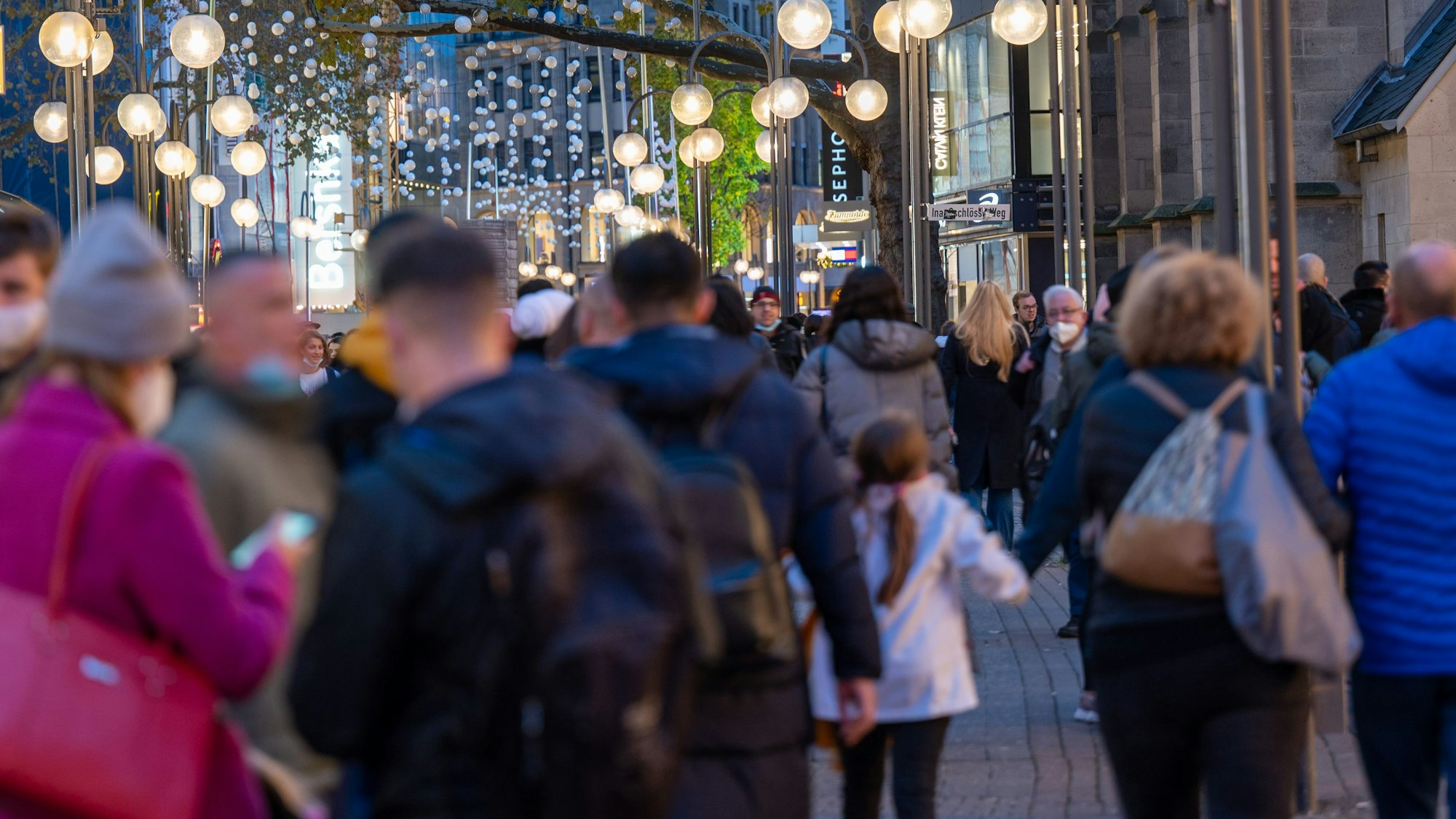06.11.2021, Köln: Shoppen in der Schildergasse im Abendlicht.