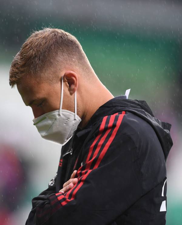 Bayerns Joshua Kimmich steht vor dem Spiel auf dem Platz.