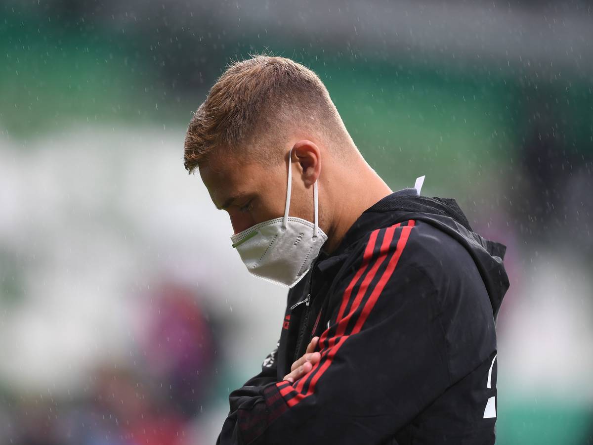Bayerns Joshua Kimmich steht vor dem Spiel auf dem Platz.