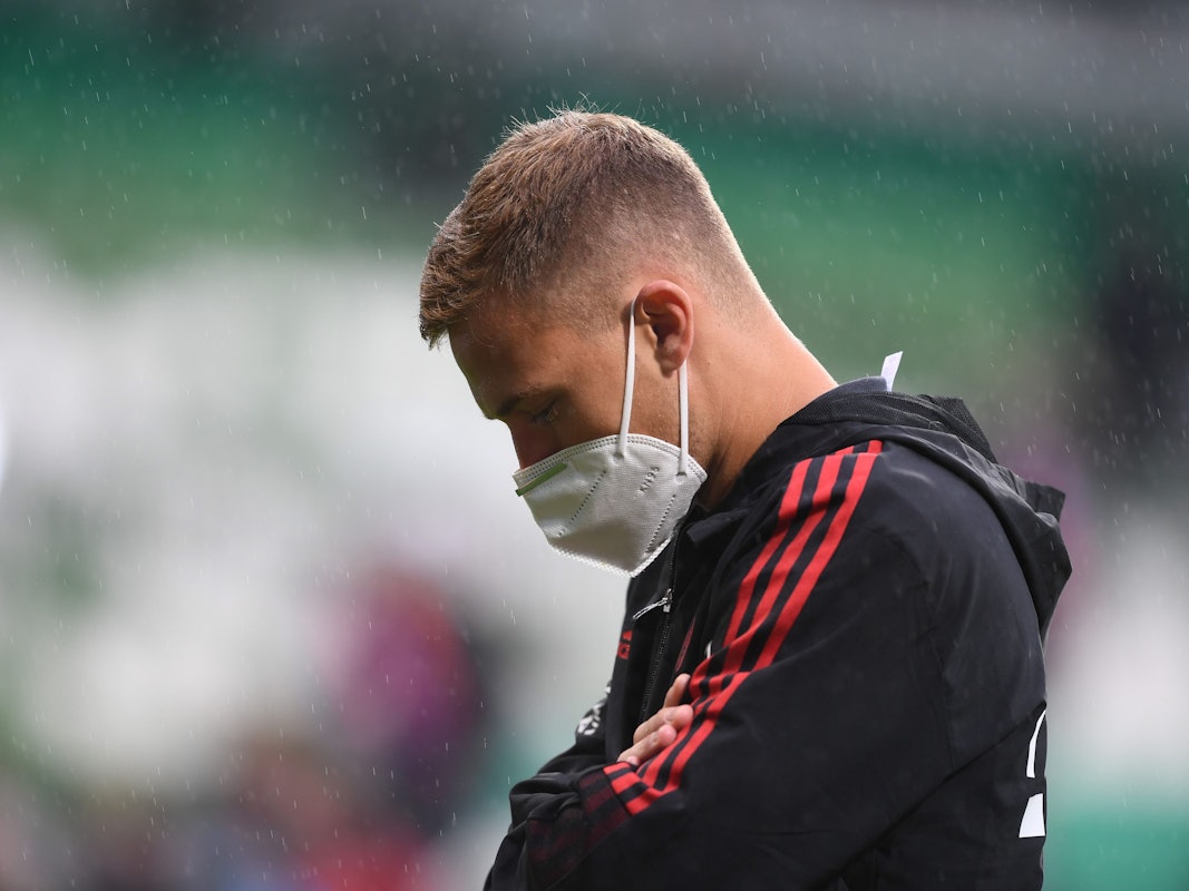 Bayerns Joshua Kimmich steht vor dem Spiel auf dem Platz.