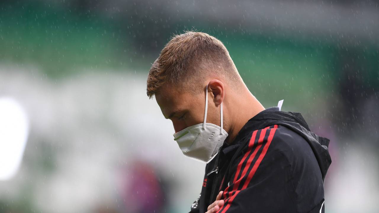 Bayerns Joshua Kimmich steht vor dem Spiel auf dem Platz.