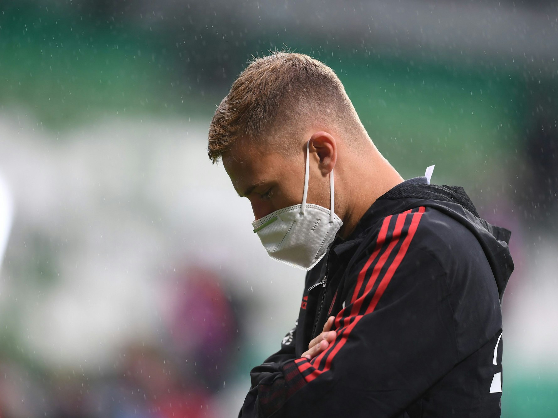 Bayerns Joshua Kimmich steht vor dem Spiel auf dem Platz.