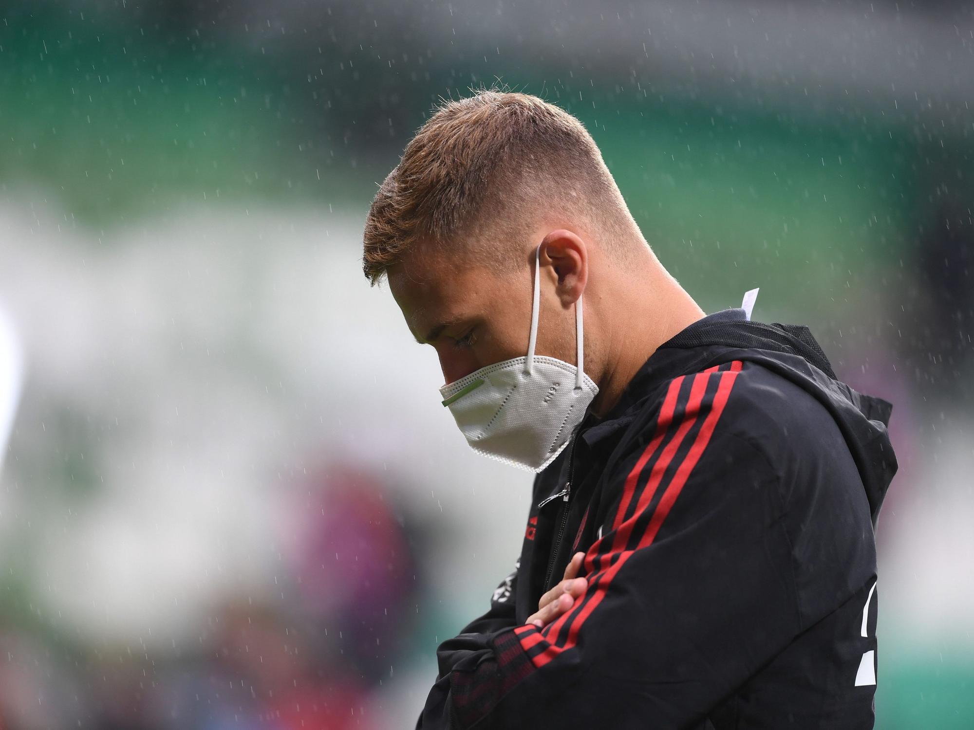 Bayerns Joshua Kimmich steht vor dem Spiel auf dem Platz.