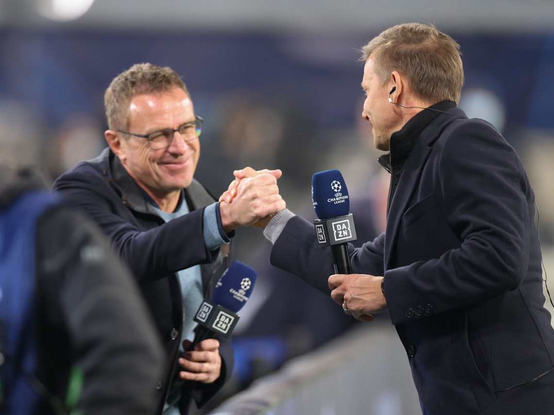 Leipzigs Trainer Jesse Marsch (r) und Leipzigs ehemaliger Trainer Ralf Rangnick schütteln nach einem Interview die Hand.