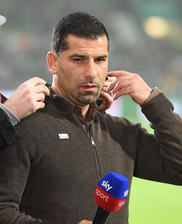 Schalke-Trainer Dimitrios Grammozis steht beim Interview.