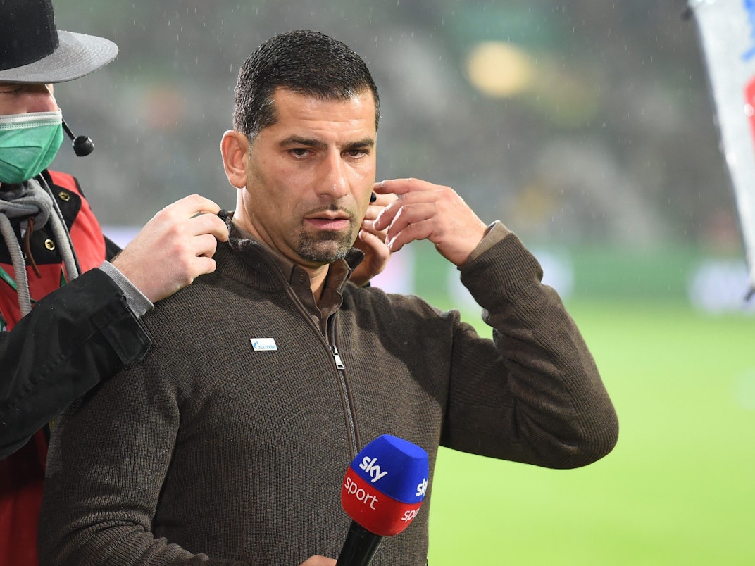 Schalke-Trainer Dimitrios Grammozis steht beim Interview.