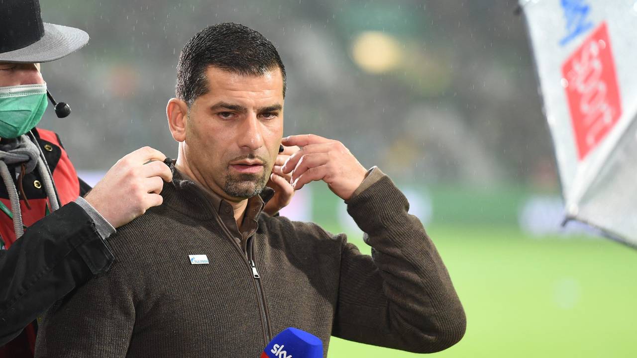 Schalke-Trainer Dimitrios Grammozis steht beim Interview.