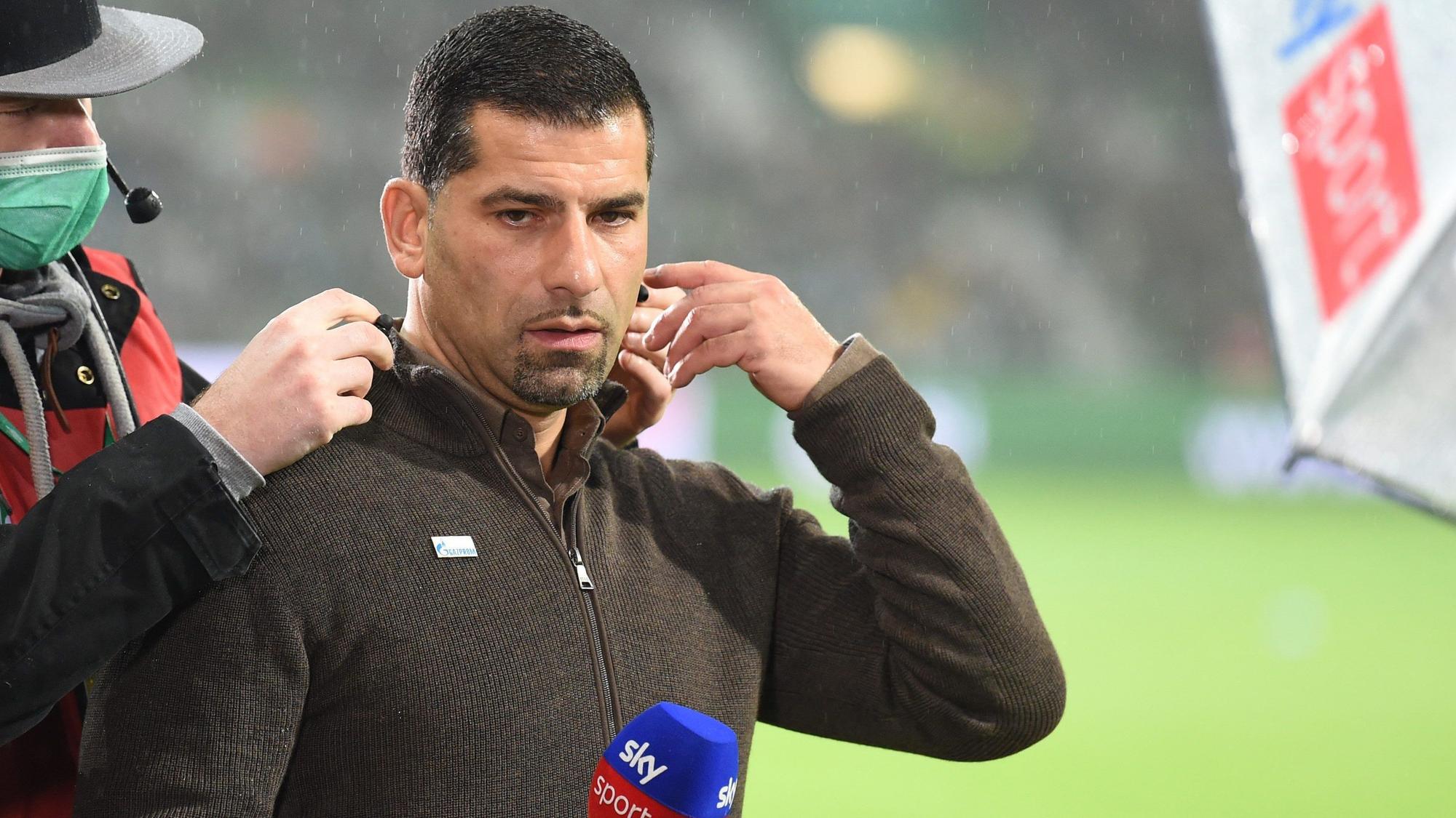 Schalke-Trainer Dimitrios Grammozis steht beim Interview.