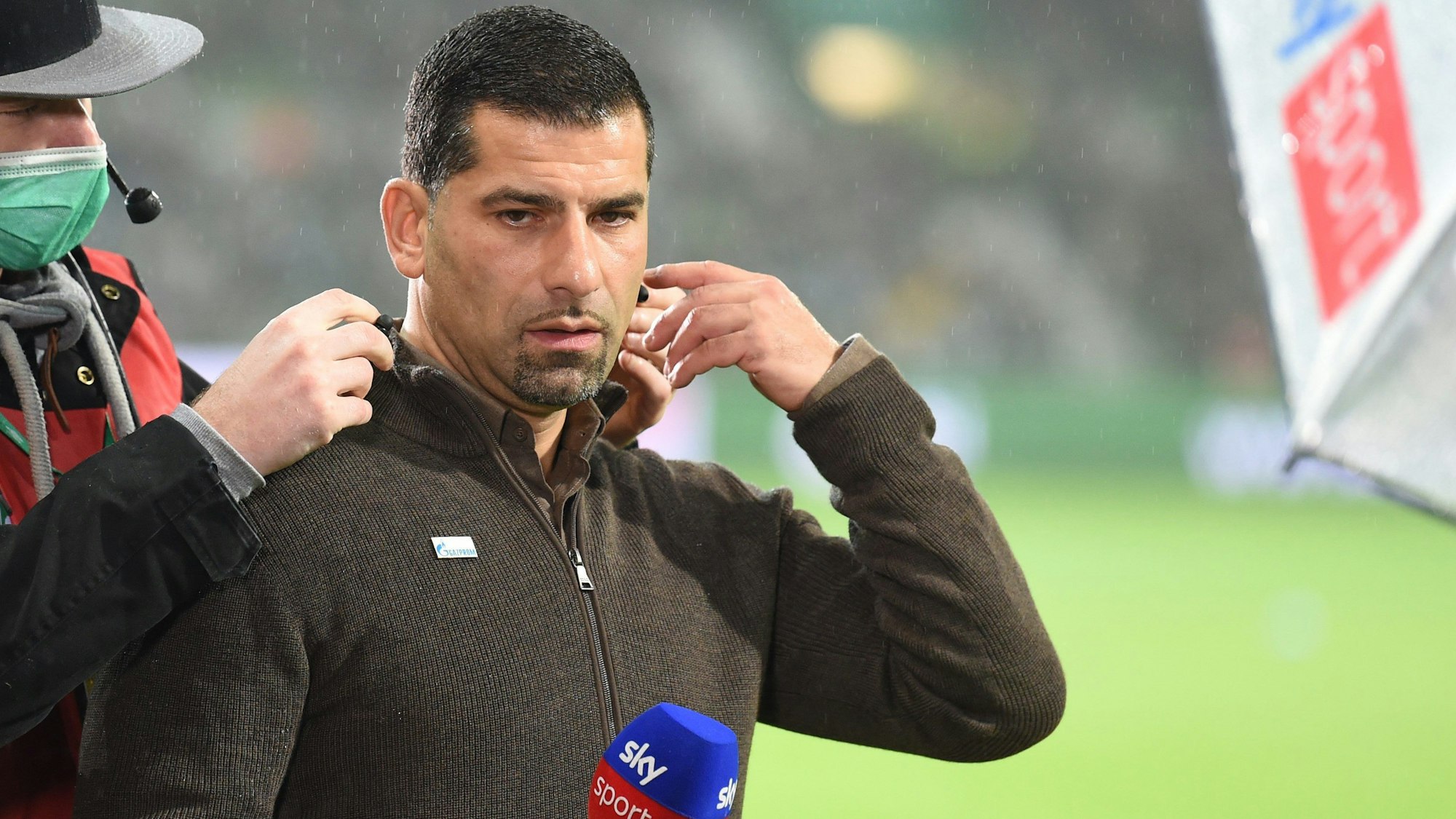 Schalke-Trainer Dimitrios Grammozis steht beim Interview.