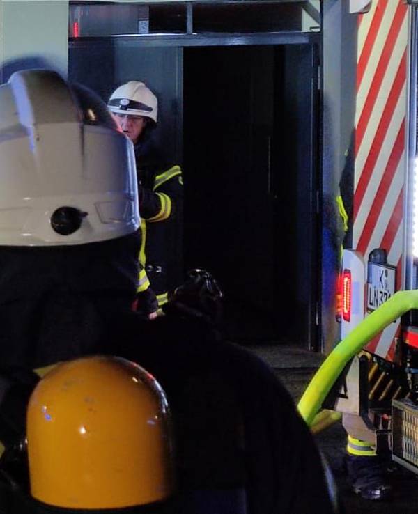 Die Feuerwehrleute mussten mit Atemschutzgeräten in das Haus vordringen.