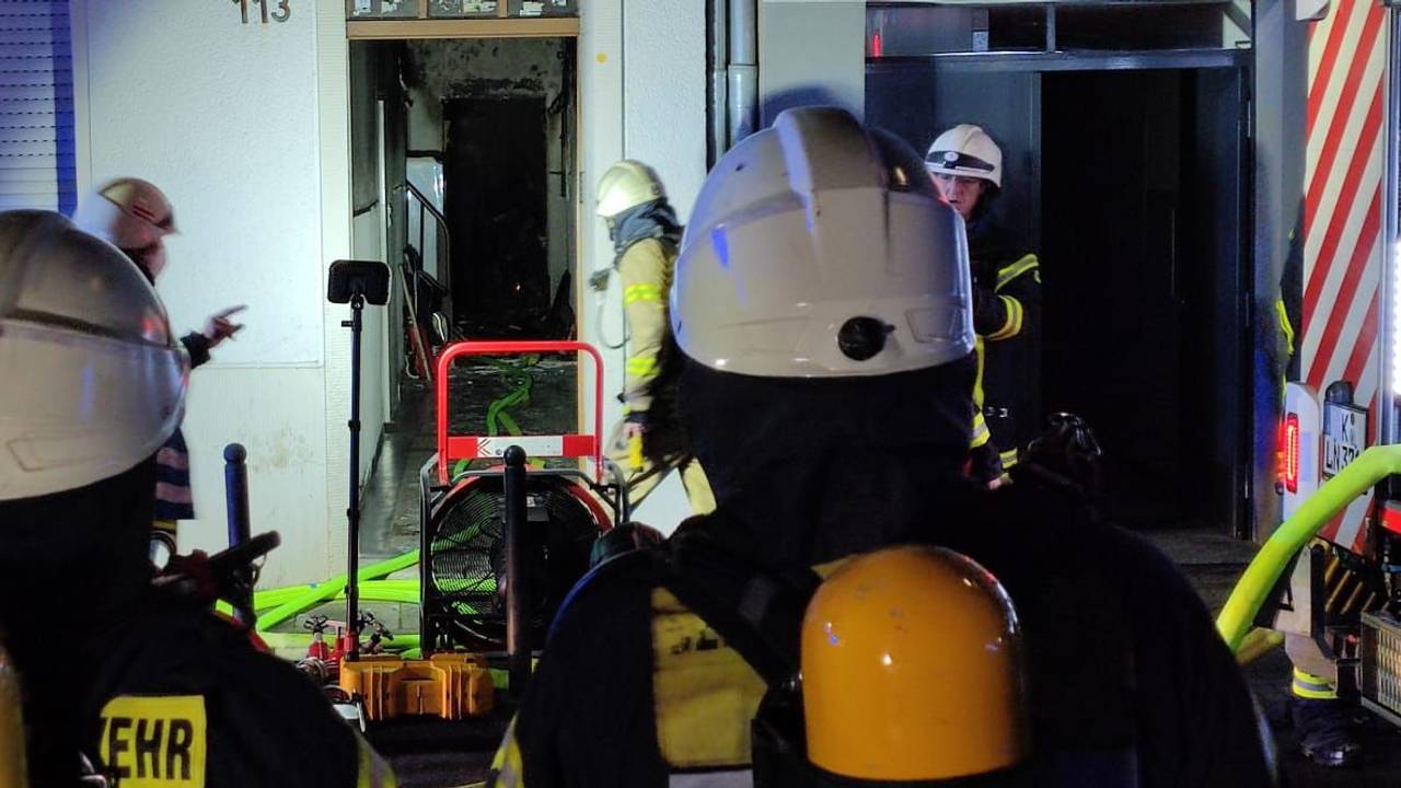 Die Feuerwehrleute mussten mit Atemschutzgeräten in das Haus vordringen.