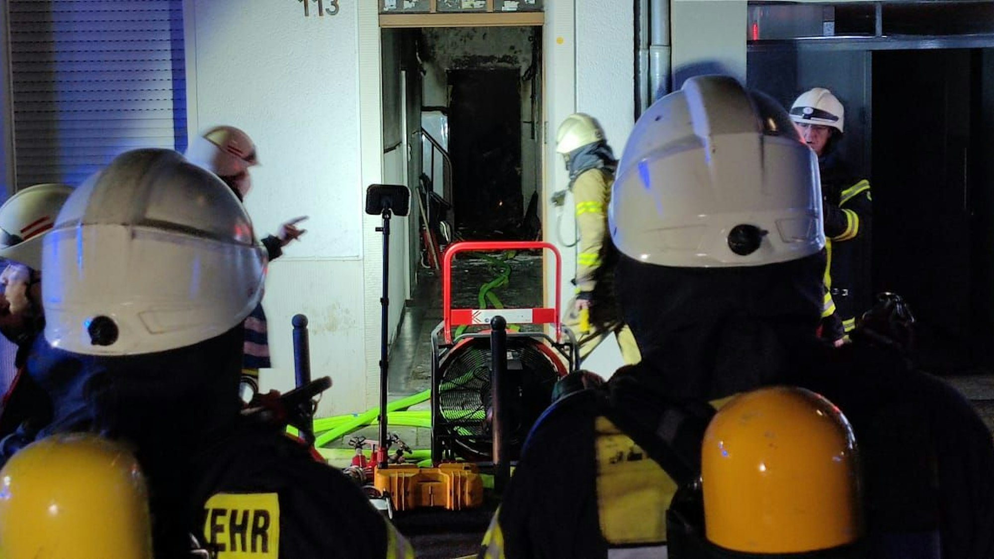 Die Feuerwehrleute mussten mit Atemschutzgeräten in das Haus vordringen.