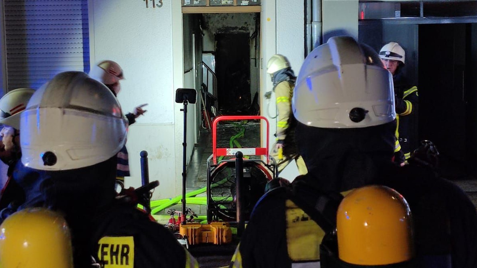 Die Feuerwehrleute mussten mit Atemschutzgeräten in das Haus vordringen.