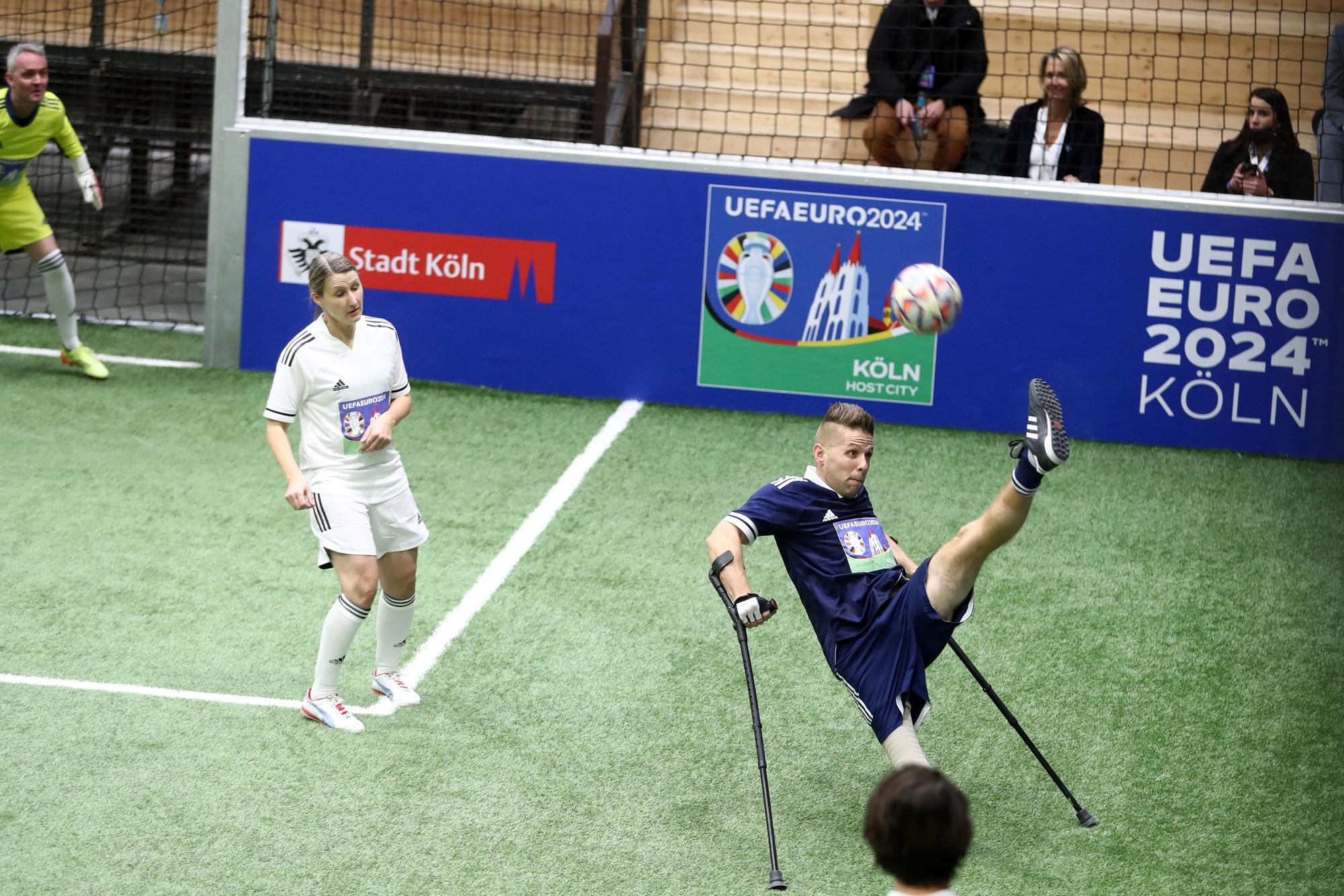 Gastgeberstadt Köln empfängt Delegation von DFB und UEFA. Beim Kick-Off-Event tritt Team Köln gegen Team Euro 2024 zum Show-Match an, amputierten Fußballer Christian Heintz mit einem Fallrückzieher, 25.11.2021, Bild: Herbert Bucco