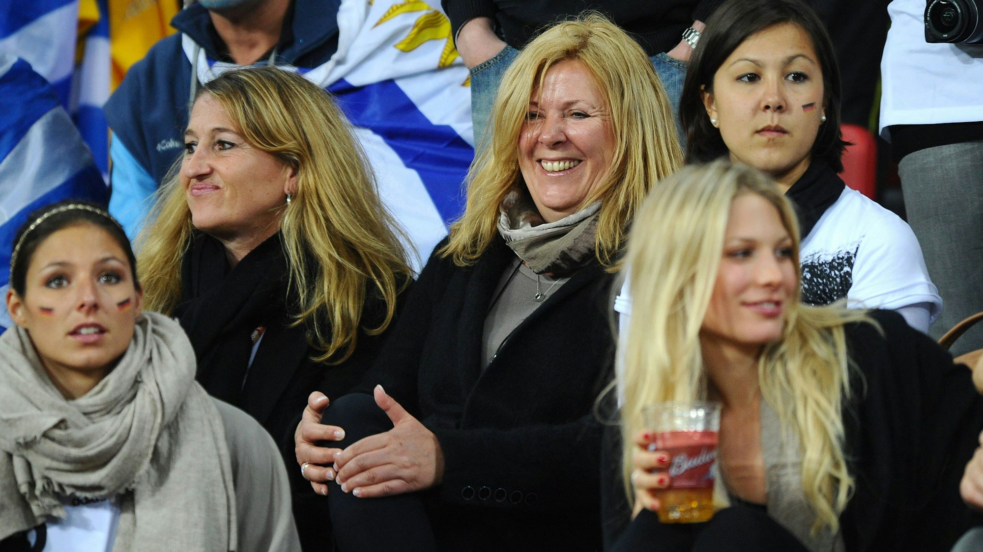 Heike Dahl und Daniela Löw sitzen nebeneinander auf der Tribüne.